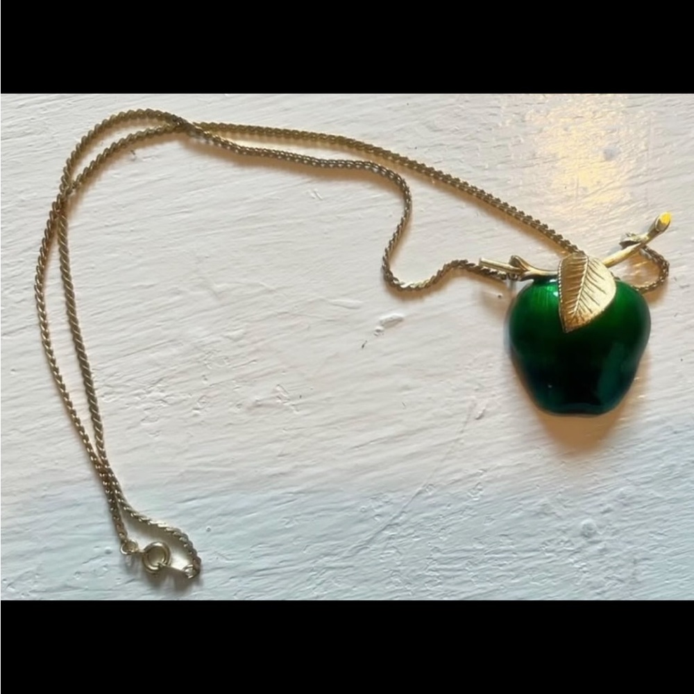 Elegant Green Pendant Necklace